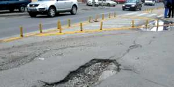Groapa vedetă ar putea înghiţi două roţi de maşină mai mică