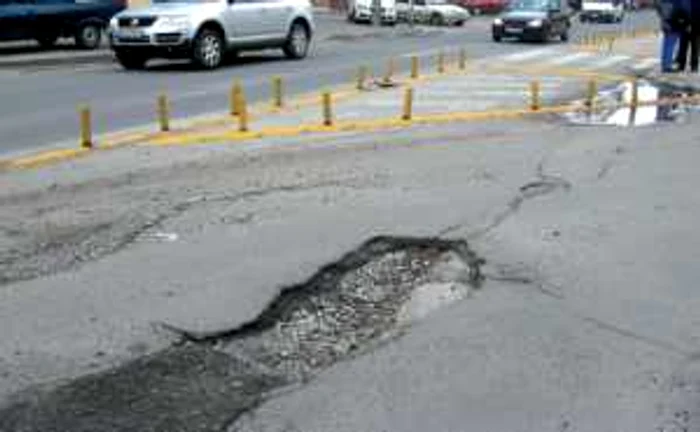 Groapa vedetă ar putea înghiţi două roţi de maşină mai mică