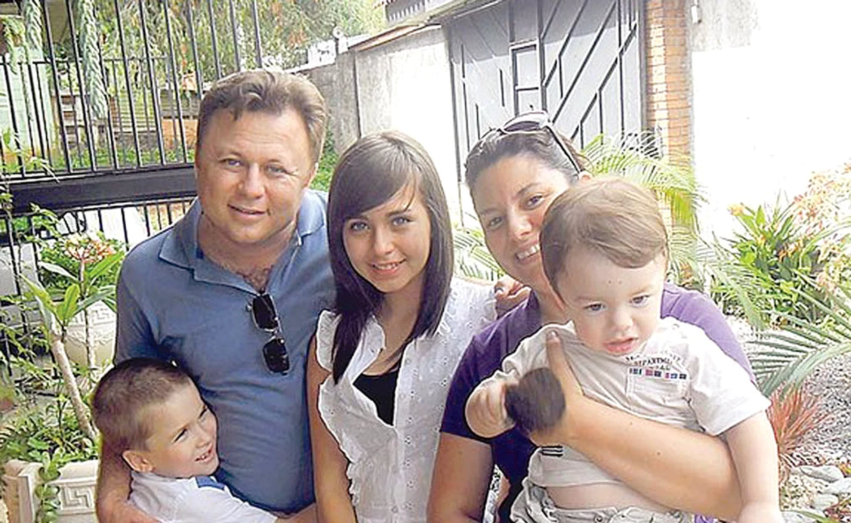 Dragoș Dolănescu, înconjurat de copii și de soție