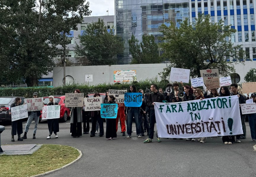 Protest la deschiderea noului an universitar de la Școala Naţională de Studii Politice și Administrative: „Fără abuzuri în universități”