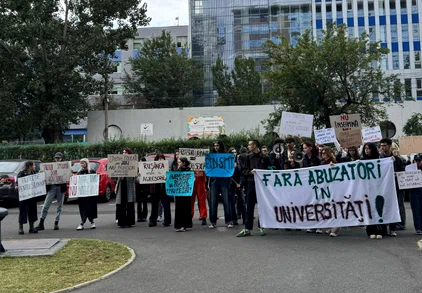 Protest în față la SNSPA Foto: Theo Mănescu