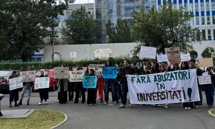 foto protest în fața SNSPA