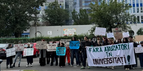 Protest in fata la snspa Foto Theo Mănescu 2 jfif