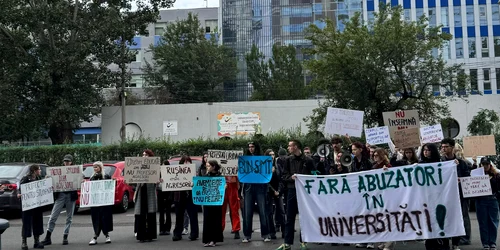 Protest in fata la snspa Foto Theo Mănescu 2 jfif