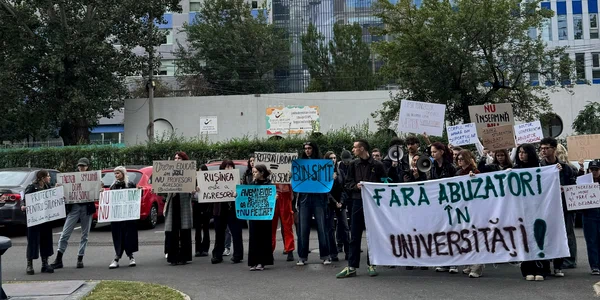 Protest in fata la snspa Foto Theo Mănescu 2 jfif