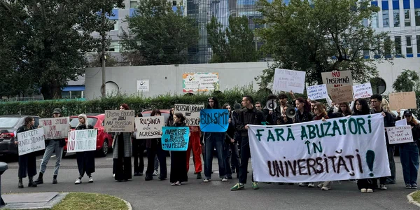 Protest in fata la snspa Foto Theo Mănescu 2 jfif