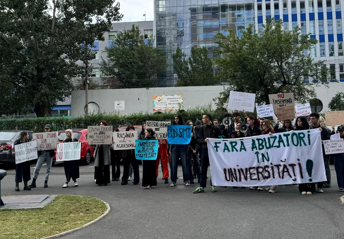 Protest în față la SNSPA Foto: Theo Mănescu
