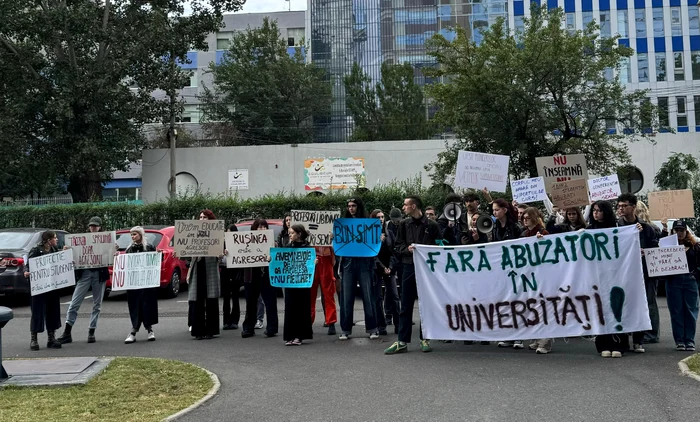 foto protest în fața SNSPA