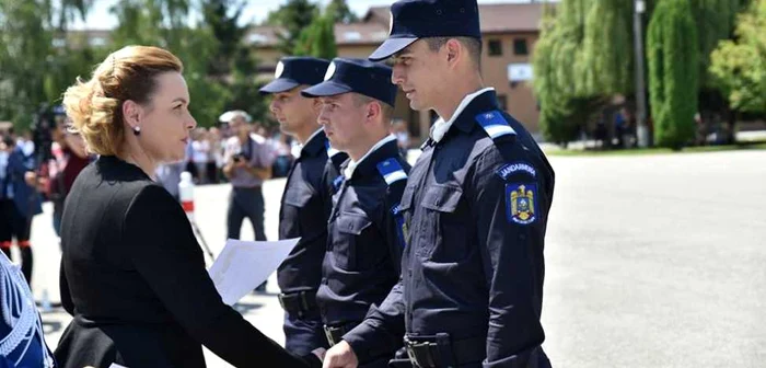 Ministrul MAI, Carmen Dan, la ceremonia de acordare a unor grade militare la Şcoala de Subofiţeri Jandarmi Drăgăşani, oferind diplomă şefului de promoţie FOTO Facebook