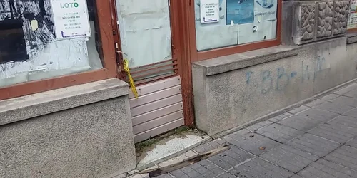 Pericol în centrul istoric. Bucată de lemn, desprinsă de pe o clădire şi căzută într-o zonă pietonală intens circulată