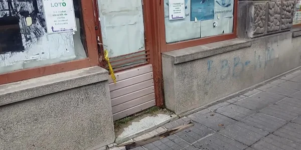 Pericol în centrul istoric. Bucată de lemn, desprinsă de pe o clădire şi căzută într-o zonă pietonală intens circulată