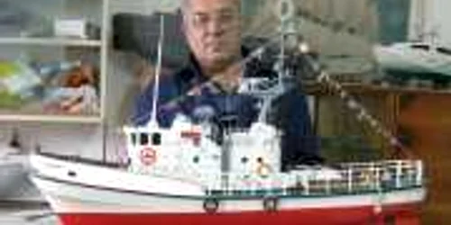 Maistrul instructor Mihail Taralunga cu cel mai puternic navomodel din ţară