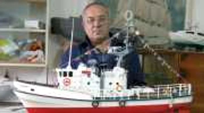 Maistrul instructor Mihail Taralunga cu cel mai puternic navomodel din ţară