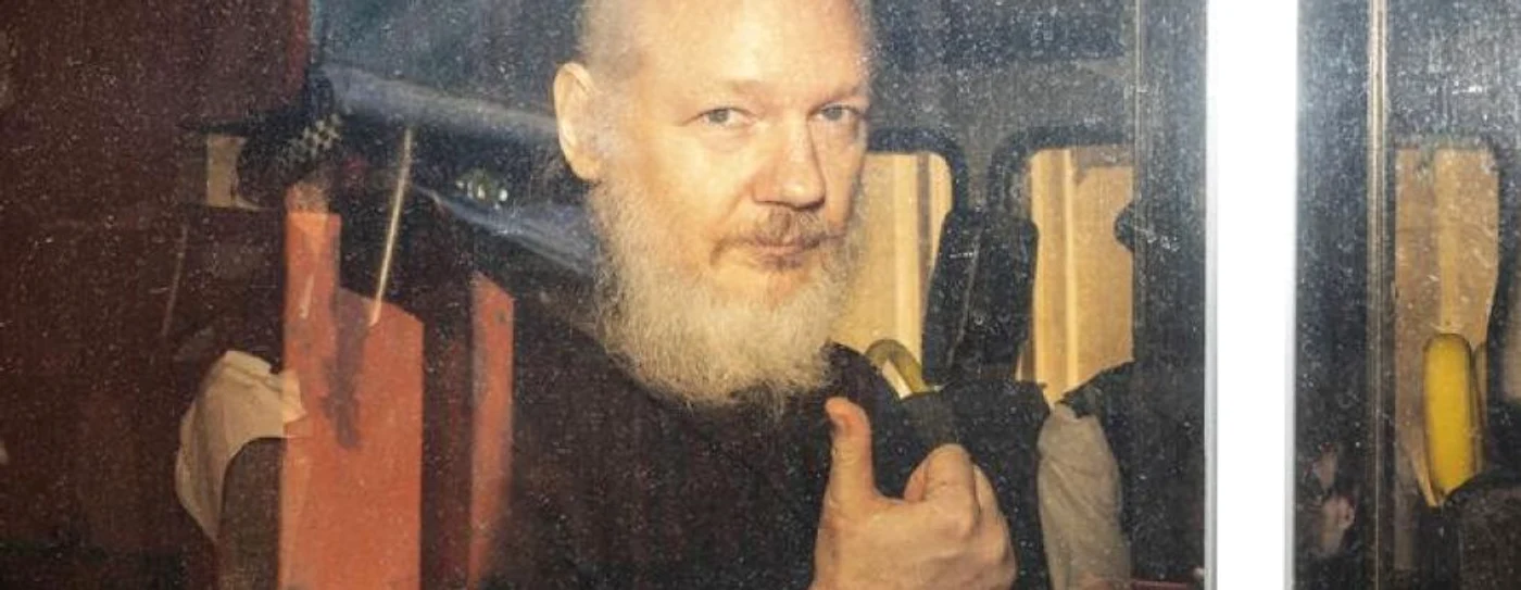 Imagine surprinsă în timpul arestării lui Julian Assange la Londra