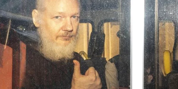 Imagine surprinsă în timpul arestării lui Julian Assange la Londra