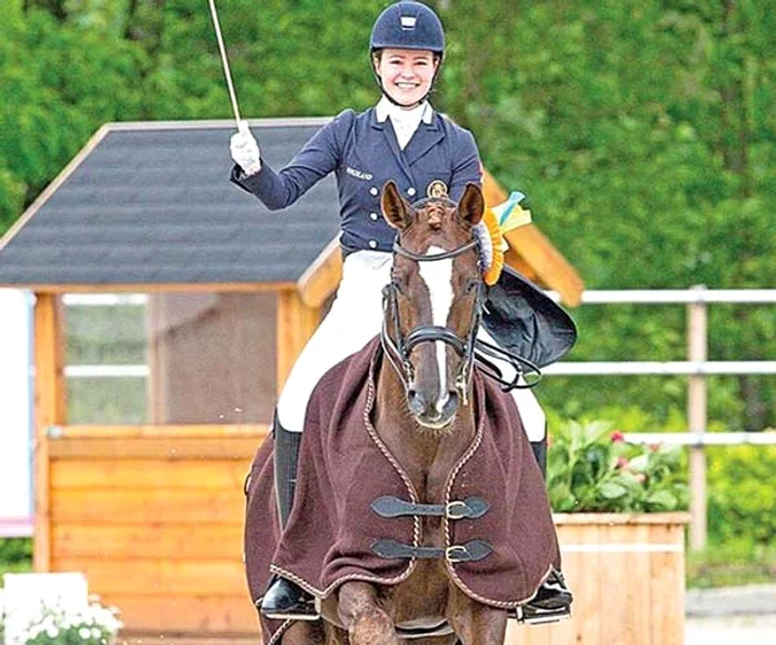 
    Alexandra este îndrăgostită până peste cap de calul ei, Belamour  