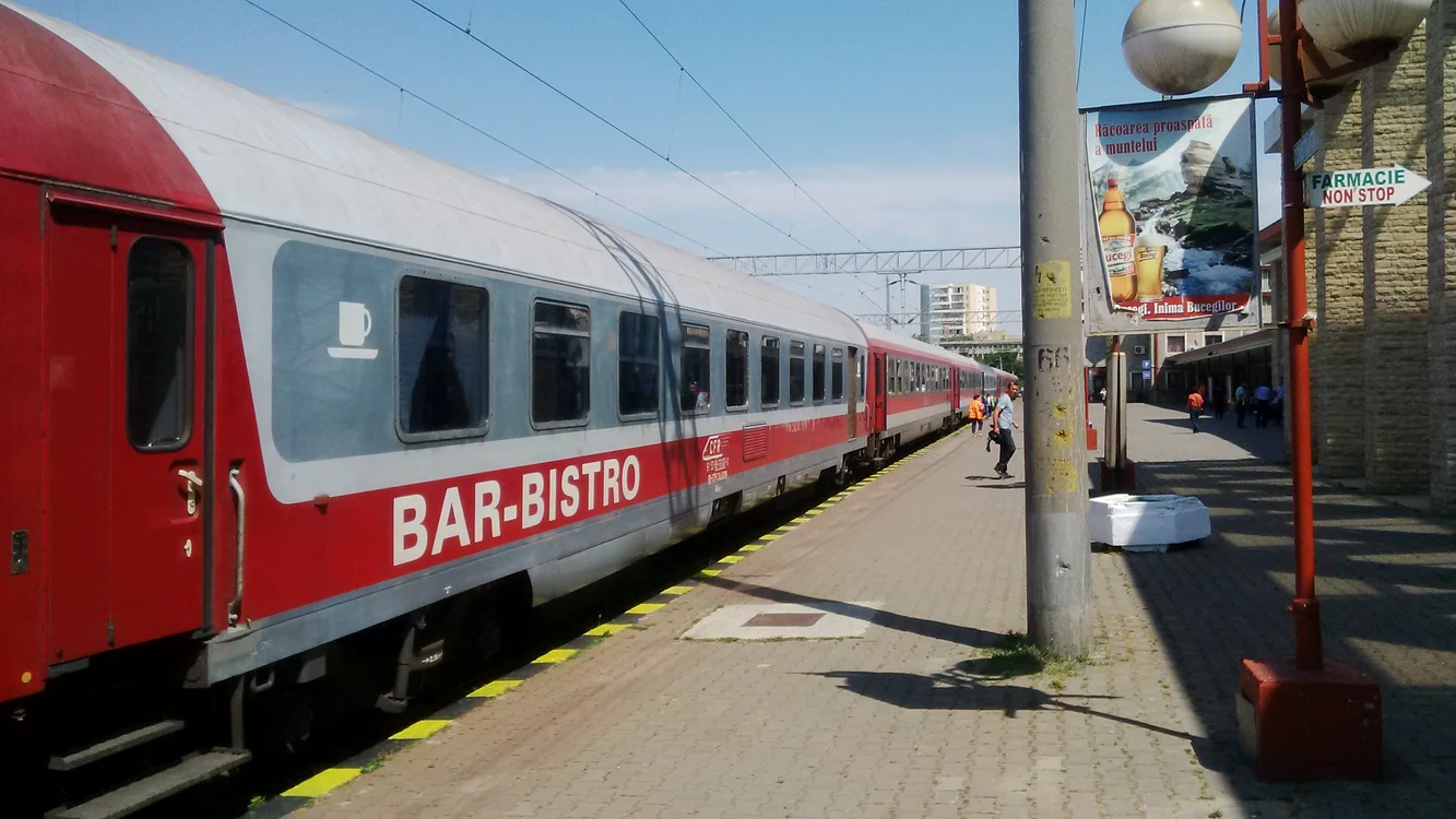 Tren al CFR Călători de cukloare roșie oprit într-o gară