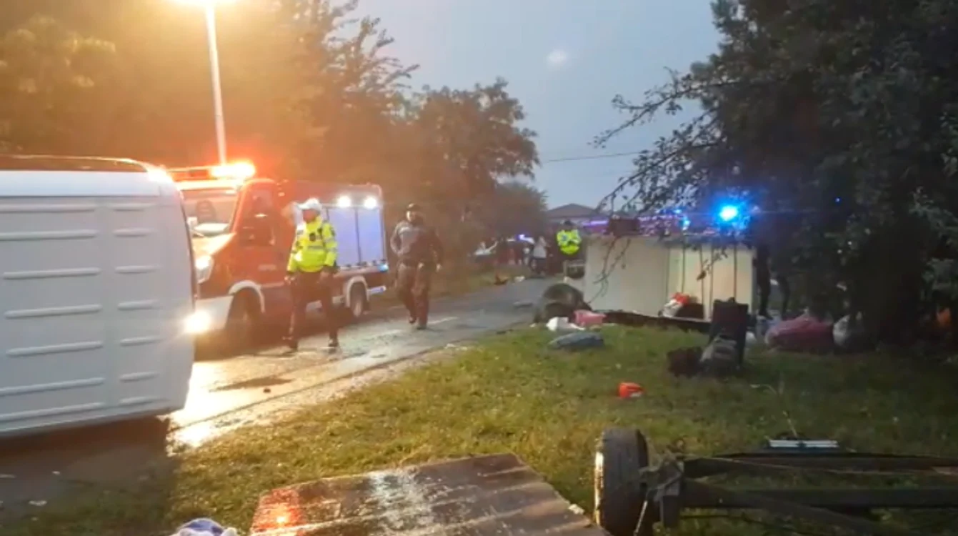 
    În accident au fost implicate un autoturism și un microbuzfoto: captură video/ISU Arad  