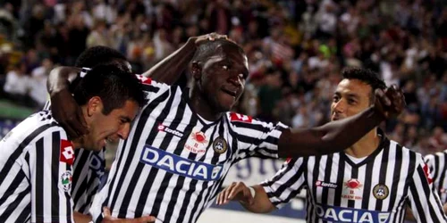 Cristian Zapata, felicitat de coelgi după un gol marcat pentru Udinese