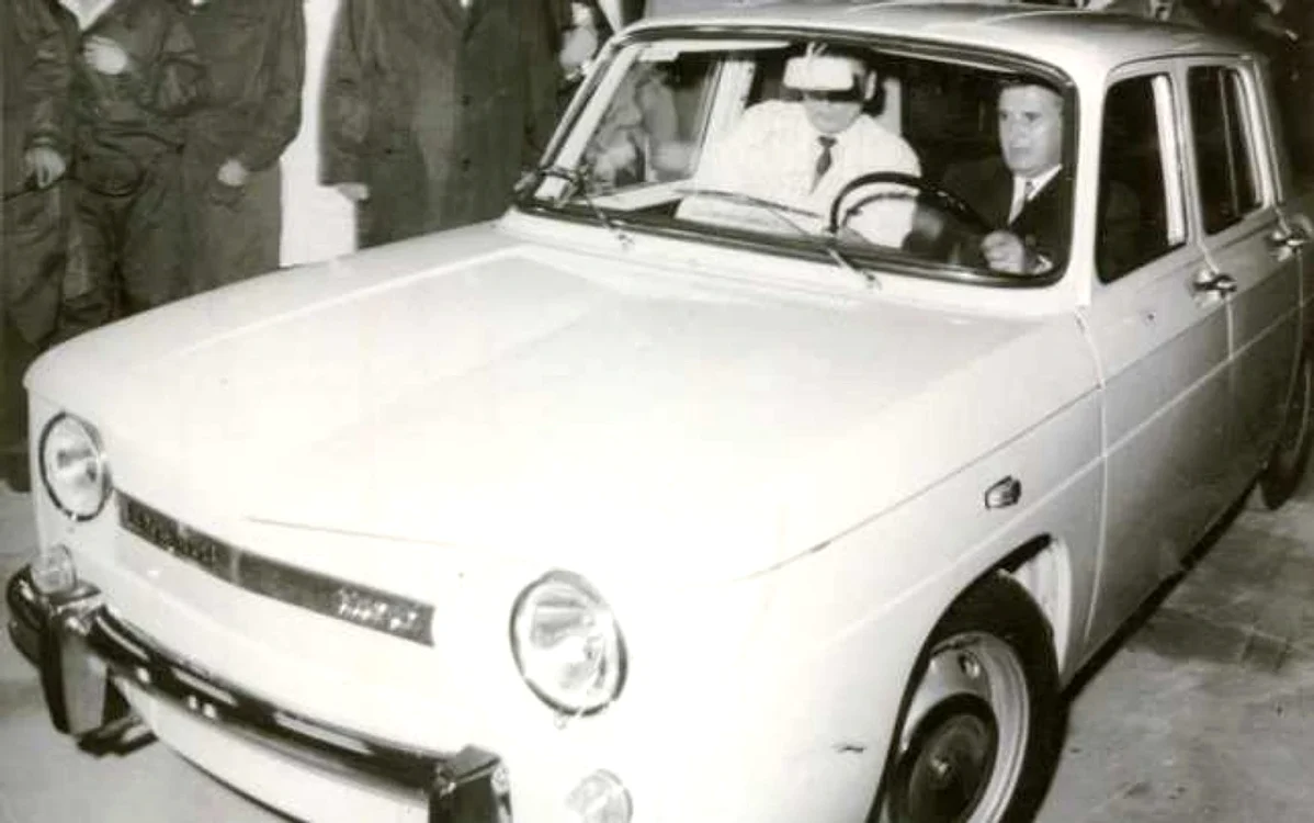 Nicolae Ceaușescu la volanul primei Dacii ieșite pe poarta uzinei de la Mioveni Foto: ACR