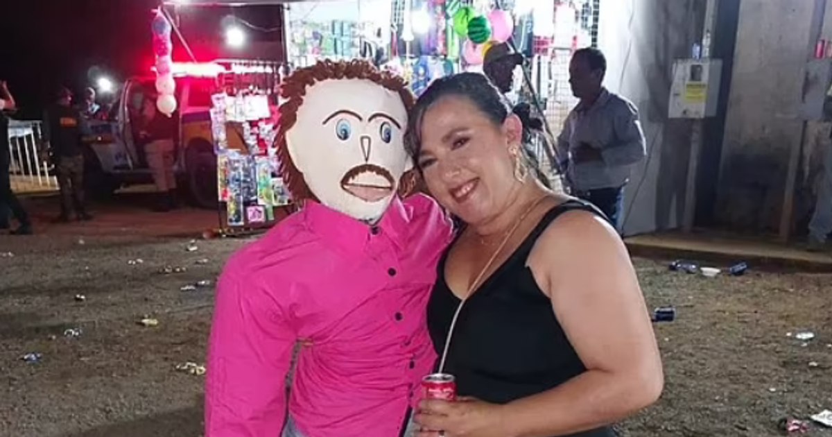 Femeia căsătorită cu o păpușă anunță o nouă sarcină