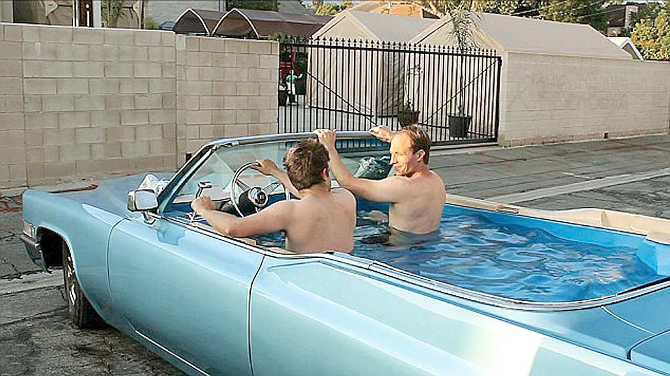 
    Doi americani și-au amenajat  Cadillacul ca o piscină pe patru roţifoto Barcroft  