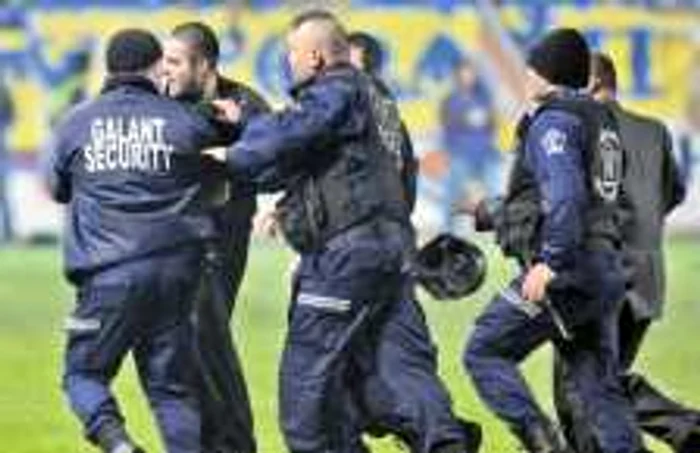 Cei de la Galant Security intervin târziu şi „galant“ pentru a-l imobiliza pe huligan