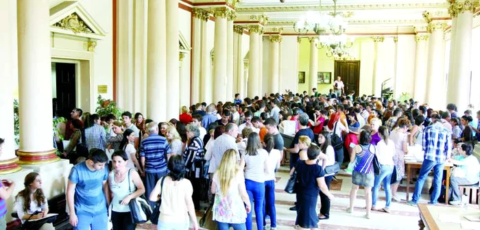 Mii de tineri s-au bătut pe locurile de la Medicină    FOTO: Adevărul/Marian Iliescu