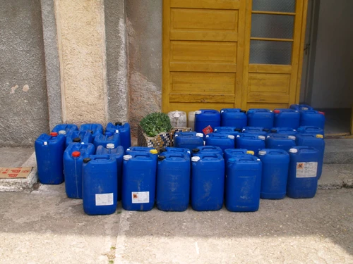 Alcoolul a fost confiscat de poliţişti/Foto: IJPF