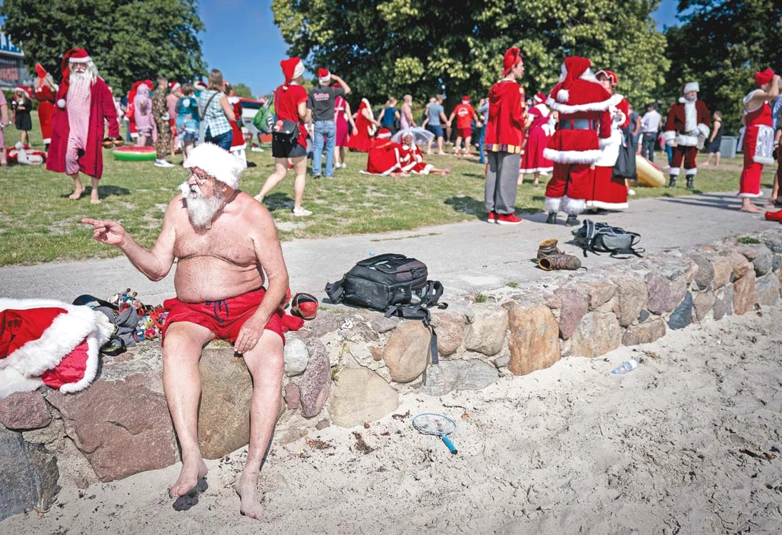 Unii Moşi au lepădat  straiele şi au făcut plajă 