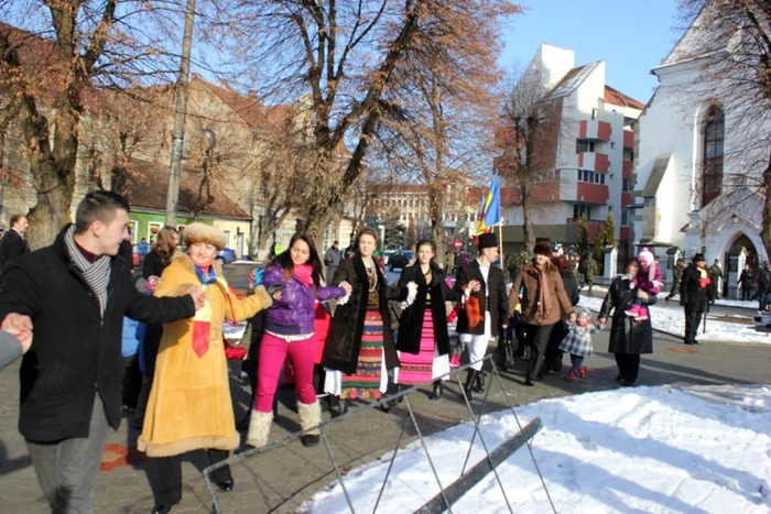 Hora Unirii, încinsă de bistriţeni şi oficialităţi deopotrivă