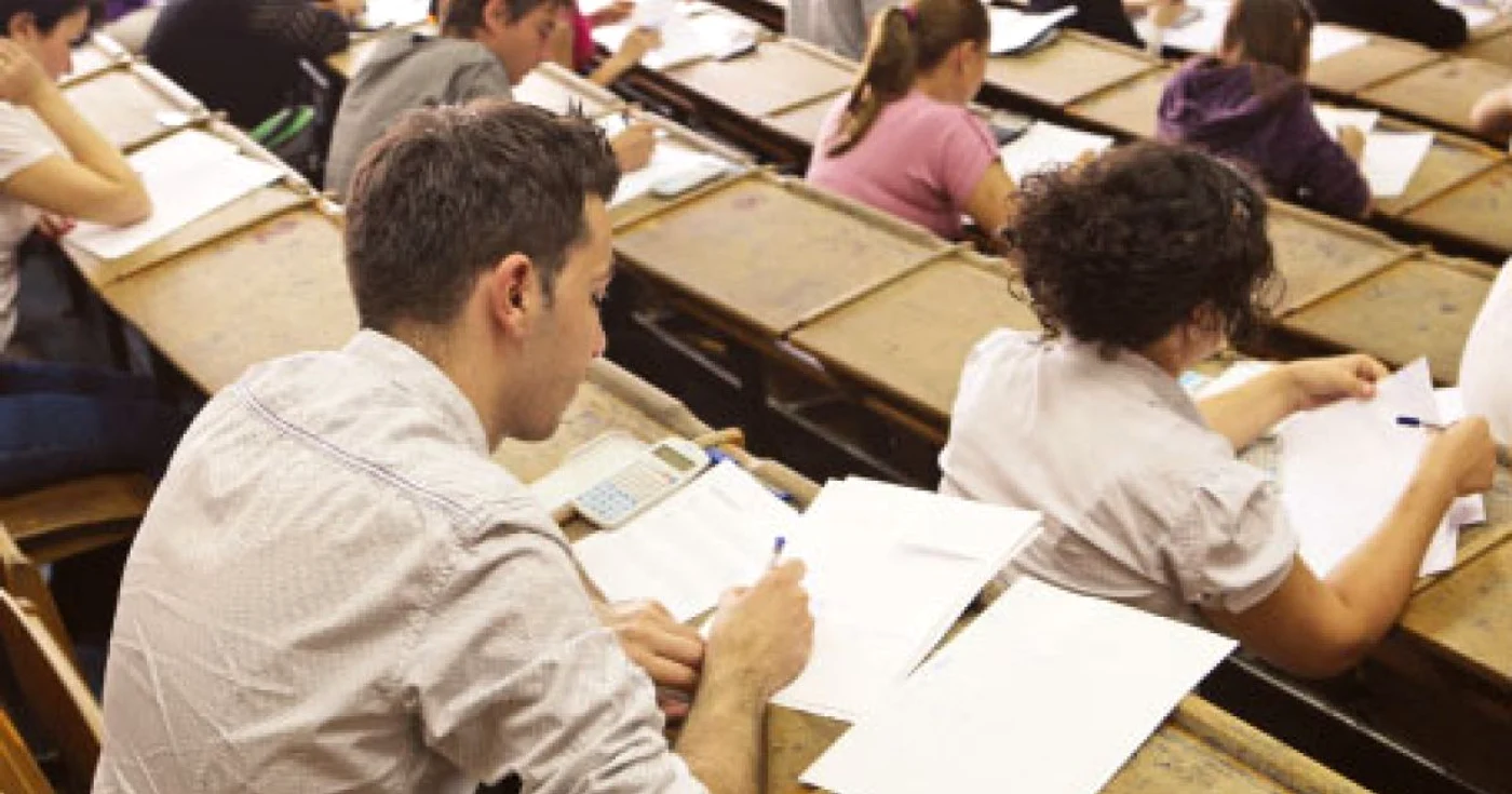Pentru a fi ajutaţi să-şi continue studiile, tinerii trebuie să dovedească că-şi doresc şi pot face asta