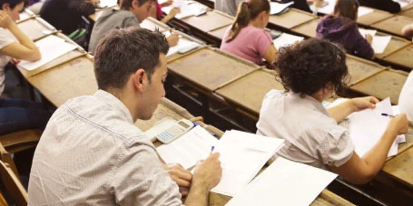 Pentru a fi ajutaţi să-şi continue studiile, tinerii trebuie să dovedească că-şi doresc şi pot face asta