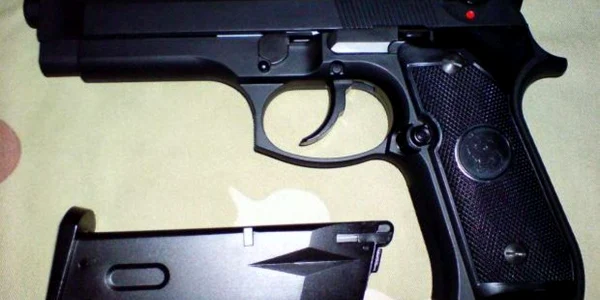 pistol cu bile de cauciuc FOTO Adevarul
