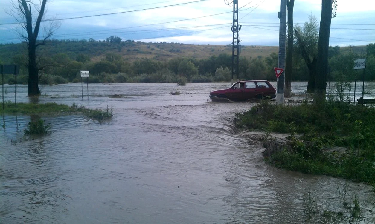 Inundaţiile au distrus porţiuni importante din drumurile naţionale. Foto: Adevărul