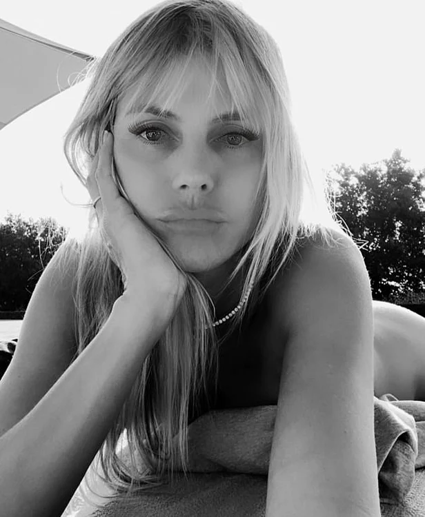 
    Heidi Klum, când soțul nu-i acasă, face plajă, goală, pe terasăfoto: Instagram  