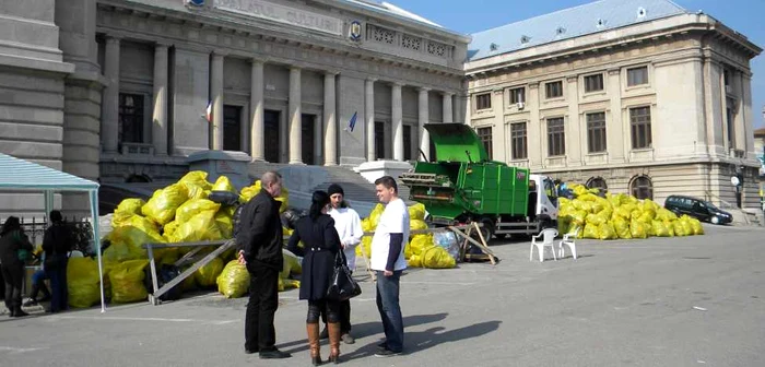 Parcarea din centrul oraşului, din faţa Palatului Administrativ, s-a umplut, sâmbătă, cu sacii cu PET-uri. FOTO Dana Mihai