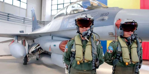 Vlad Creţu şi Cătălin Micloş doi dintre primii piloţi pregătiţi să zboare şi să lupte pe avioanele F-16