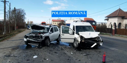În accidentul de la Râureni, şoferul autoutilitarei a fost cel mai grav ranit