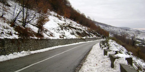 Poliţiştii monitorizează toate drumurile naţionale şi judeţene din Mehedinţi