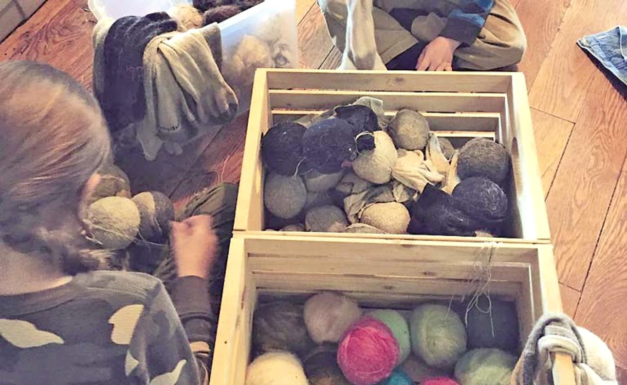 Mama face ţesături, tricotaje şi coase haine