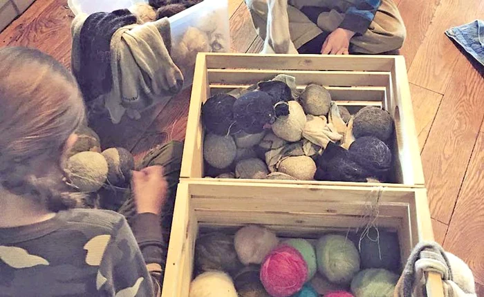 Mama face ţesături, tricotaje şi coase haine