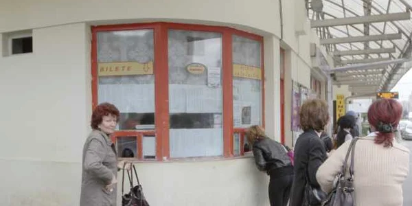 O casă de bilete a fost prădată de hoţi