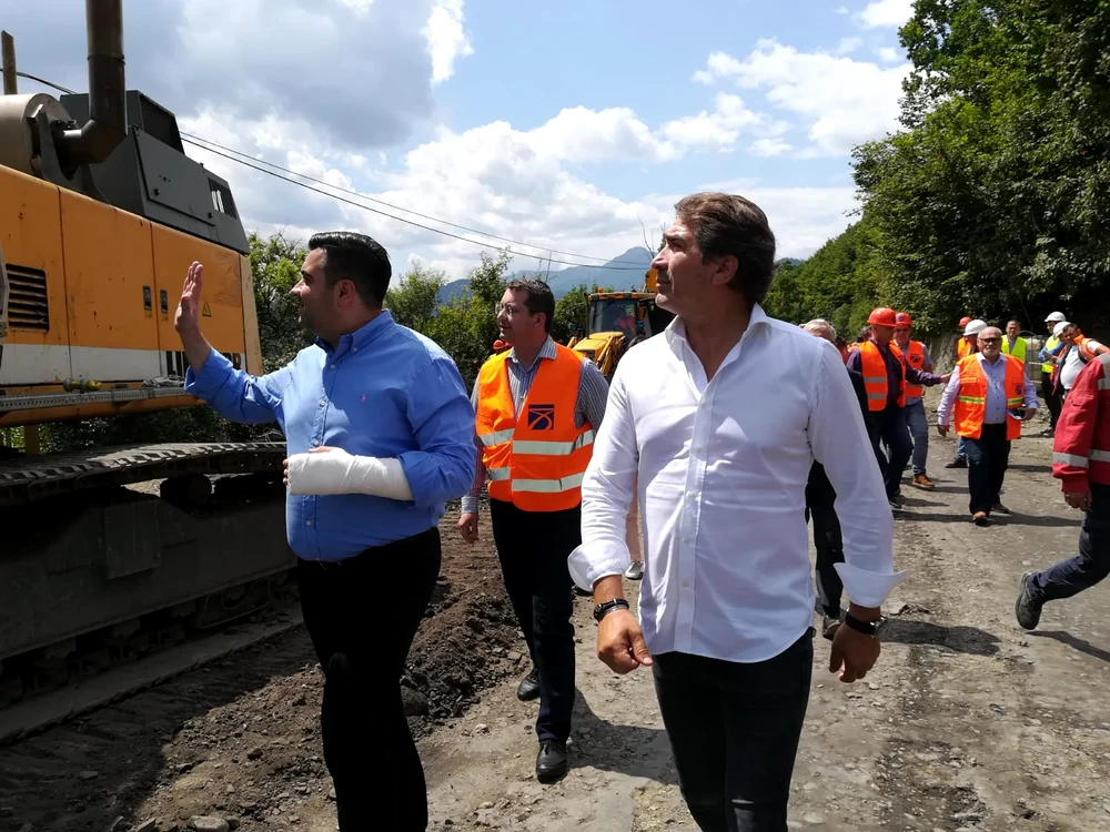 Răzvan Cuc a tot gesticulat cu dreapta, în timp ce-și proteja mâna ruptă 