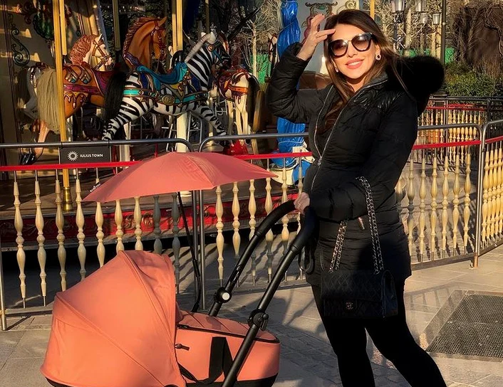 Celia a ieșit în parc, la plimbare, cu micuța Sara Maria Sursa: Instagram