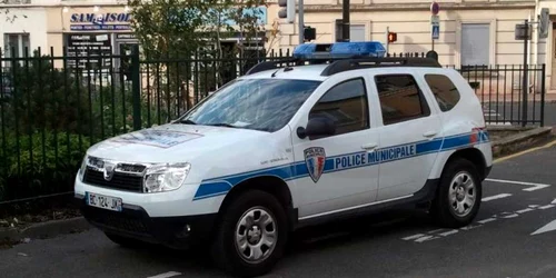 Dacia Duster folosit de poliţia din capitala Franţei Sursa foto: Facebook