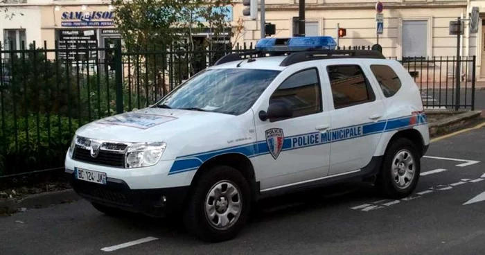 Dacia Duster folosit de poliţia din capitala Franţei Sursa foto: Facebook