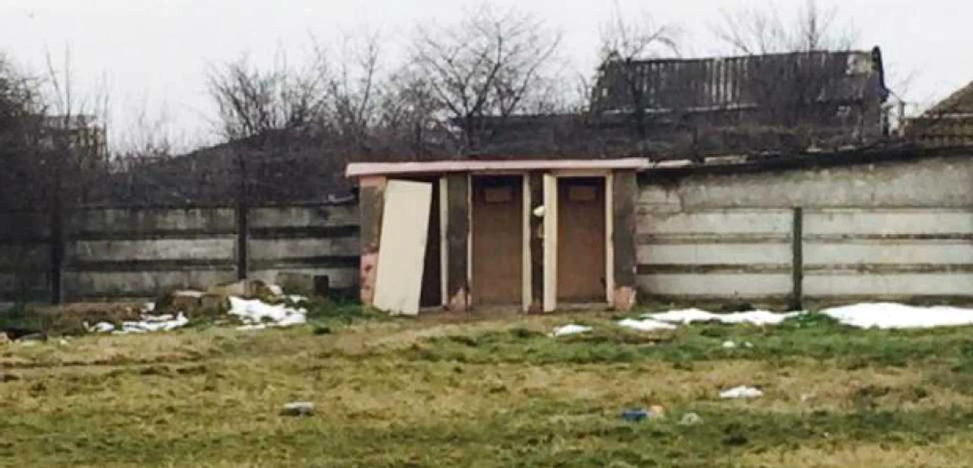 Elevii din Popoveni merg la toaletă  frăr uşi în spate curţii