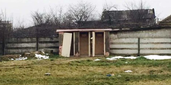 Elevii din Popoveni merg la toaletă  frăr uşi în spate curţii