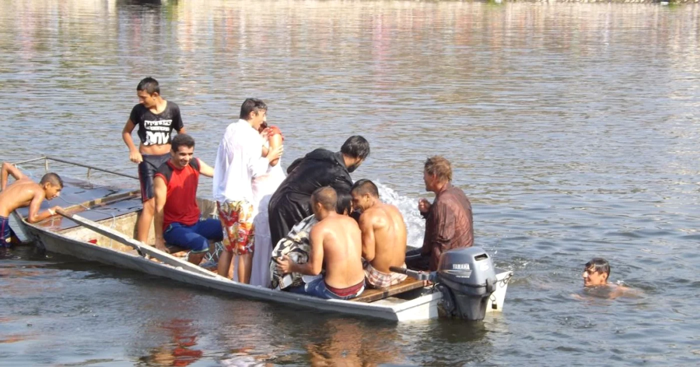 Tinerii din ghetoul "California", puşi de primăria Orşova să facă "spectacol" FOTO Corina Macavei